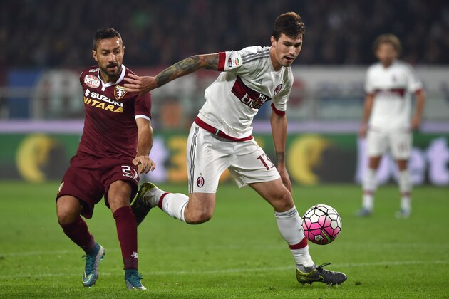 TURIN, ITALY - OCTOBER 17:  Fabio Quagliarella (L) of Torino FC competes with Alessio Romagnoli of AC Milan during the Serie A match between Torino FC and AC Milan at Stadio Olimpico di Torino on October 17, 2015 in Turin, Italy.  (Photo by Valerio Pennicino/Getty Images)
