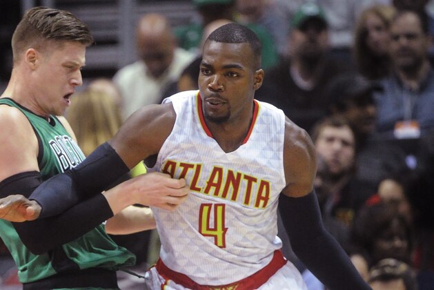 Paul Millsap (4), de los Hawks de Atlanta, enfrenta la defensa de Jonas Jerebko, de los Celtics de Boston, durante la primera mitad del juego del sábado 9 de abril de 2016, en Atlanta. (Foto AP/John Amis)
