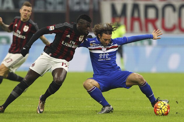 MILAN, ITALY - NOVEMBER 28:  Edgar Osvaldo Barreto (R) of UC Sampdoria competes for the ball with M Baye Niang (L)of AC Milan during the Serie A match between AC Milan and UC Sampdoria at Stadio Giuseppe Meazza on November 28, 2015 in Milan, Italy.  (Photo by Marco Luzzani/Getty Images)