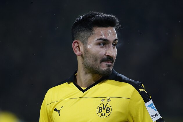 DORTMUND, GERMANY - MARCH 05:  Ilkay Guendogan of Borussia Dortmund looks on during the Bundesliga match between Borussia Dortmund and FC Bayern Muenchen at Signal Iduna Park on March 5, 2016 in Dortmund, Germany.bs  (Photo by Boris Streubel/Getty Images)