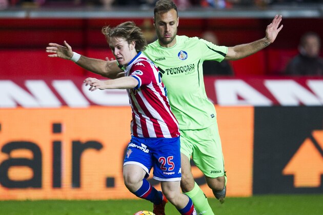 GIJON, SPAIN - JANUARY 04:  Halilovic of Real Sporting de Gijon duels for the ball with Juan Torres 'Cala' of Getafe CF during the La Liga match between Real Sporting de Gijon and Getafe CF at Estadio El Molinon on January 4, 2016 in Gijon, Spain.  (Photo by Juan Manuel Serrano Arce/Getty Images)