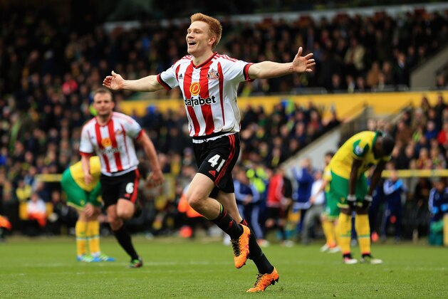 NORWICH, ENGLAND - APRIL 16:  Duncan Watmore of Sunderland celebrates scoring his team's third goal during the Barclays Premier League match between Norwich City and Sunderland at Carrow Road on April 16, 2016 in Norwich, England.  (Photo by Stephen Pond/Getty Images)