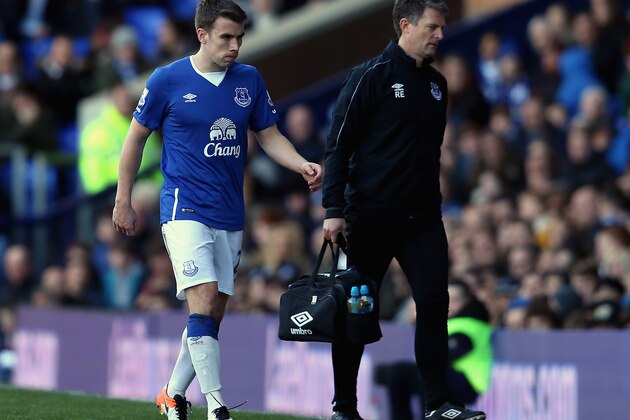 LIVERPOOL, ENGLAND - APRIL 16: Seamus Coleman of Everton leaves the field during the Barclays Premier League match between Everton and Southampton at Goodison Park on April 16, 2016 in Liverpool, England.  (Photo by Chris Brunskill/Getty Images)