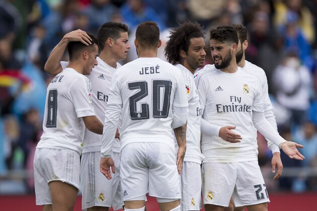 GETAFE, SPAIN - APRIL 16:  James Rodriguez (2ndL) of Real Madrid CF celebrates scoring their fourth goal with teammates Lucas Vazquez (L), Jese Rodriguez (3dL), Marcelo (3dR), Francisco Roman Alarcon alias Isco and Nacho Fernandez (R) during the La Liga match between Getafe CF and Real Madrid CF at Coliseum Alfonso Perez on April 16, 2016 in Getafe, Spain.  (Photo by Gonzalo Arroyo Moreno/Getty Images)