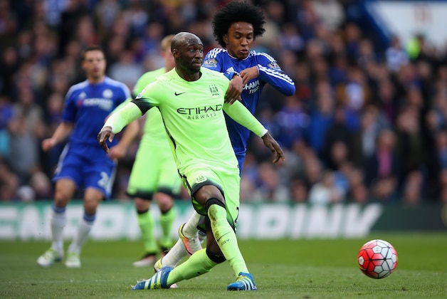 LONDON, ENGLAND - APRIL 16: Eliaquim Mangala of Manchester City is tackled by Willian of Chelsea during the Barclays Premier League match between Chelsea and Manchester City at Stamford Bridge on April 16, 2016 in London, England.  (Photo by Bryn Lennon/Getty Images)