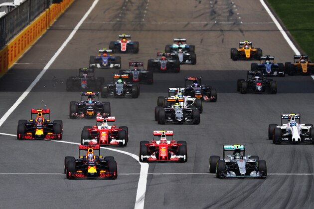 SHANGHAI, CHINA - APRIL 17: Daniel Ricciardo of Australia driving the (3) Red Bull Racing Red Bull-TAG Heuer RB12 TAG Heuer races alongside Nico Rosberg of Germany driving the (6) Mercedes AMG Petronas F1 Team Mercedes F1 WO7 Mercedes PU106C Hybrid turbo and the rest of the field toward the first corner at the start of the race during the Formula One Grand Prix of China at Shanghai International Circuit on April 17, 2016 in Shanghai, China.  (Photo by Clive Mason/Getty Images)