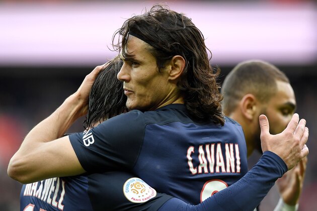 Paris Saint-Germain's Brazilian defender Maxwell (L) is congratuled by ParisParis Saint-Germain's Uruguyan forward Edinson Cavani after his goal during the French L1 football match between Paris Saint-Germain and Caen at the Parc des Princes stadium in Paris on April 16, 2016. / AFP / FRANCK FIFE        (Photo credit should read FRANCK FIFE/AFP/Getty Images)