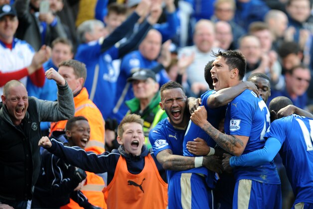 Leicester City’s Leonardo Ulloa, centre,  celebrates after scoring from the penalty spot during the English Premier League soccer match between Leicester City and West Ham United at the King Power Stadium in Leicester, England, Sunday, April 17, 2016. The match ended in a 2-2 draw. (AP Photo/Rui Vieira)