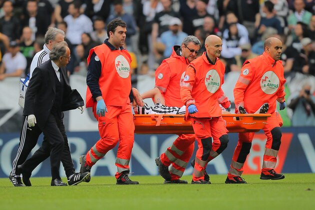 Juventus' midfielder Claudio Marchisio leaves the pitch on a stretcher after an injury during the Italian Serie A football match Juventus vs Palermo on April 17, 2016 at the Juventus stadium in Turin.  / AFP / MARCO BERTORELLO        (Photo credit should read MARCO BERTORELLO/AFP/Getty Images)