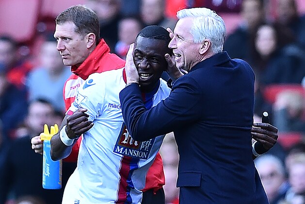 Crystal Palace's English manager Alan Pardew (R) congratulates Crystal Palace's French-born Congolese midfielder Yannick Bolasie (C) after he scored the team's first goal during the English Premier League football match between Arsenal and Crystal Palace at the Emirates Stadium in London on April 17, 2016.  / AFP / BEN STANSALL / RESTRICTED TO EDITORIAL USE. No use with unauthorized audio, video, data, fixture lists, club/league logos or 'live' services. Online in-match use limited to 75 images, no video emulation. No use in betting, games or single club/league/player publications.  /         (Photo credit should read BEN STANSALL/AFP/Getty Images)