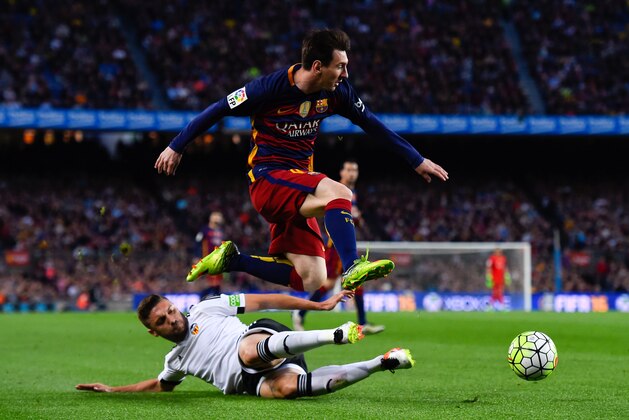 BARCELONA, SPAIN - APRIL 17:  Lionel Messi of FC Barcelona competes for the ball with Shkodran Mustafi of Valencia CF during the La Liga match between FC Barcelona and Valencia CF at Camp Nou on April 17, 2016 in Barcelona, Spain.  (Photo by David Ramos/Getty Images)