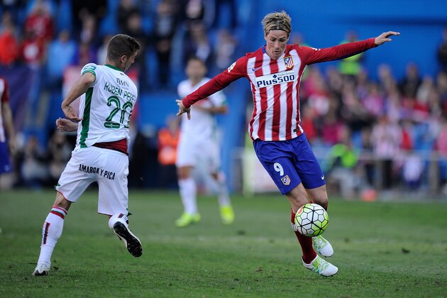 MADRID, SPAIN - APRIL 17:  Fernando Torres of Club Atletico de Madrid in action against Ruben Perez of Granada  during the La Liga match between Club Atletico de Madrid and Granada CF at Vicente Calderon Stadium on April 17, 2016 in Madrid, Spain.  (Photo by Denis Doyle/Getty Images)