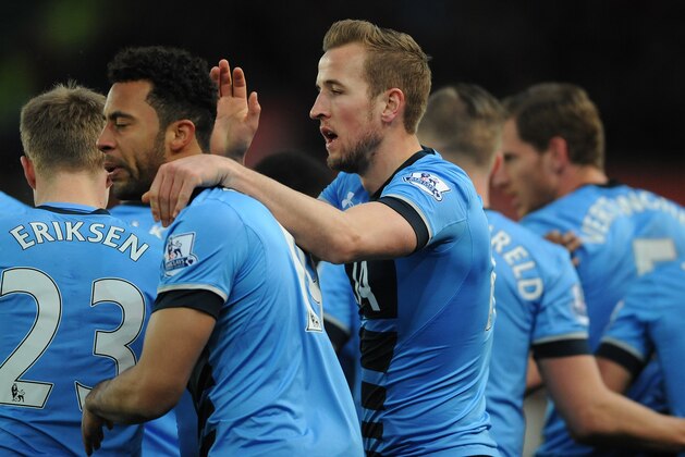 Tottenham's Harry Kane, centre, celebrates with team mates after scoring a goal during the English Premier League soccer match between Stoke City and Tottenham Hotspur at the Britannia Stadium, Stoke on Trent, England, Monday, April 18, 2016. (AP Photo/Rui Vieira)