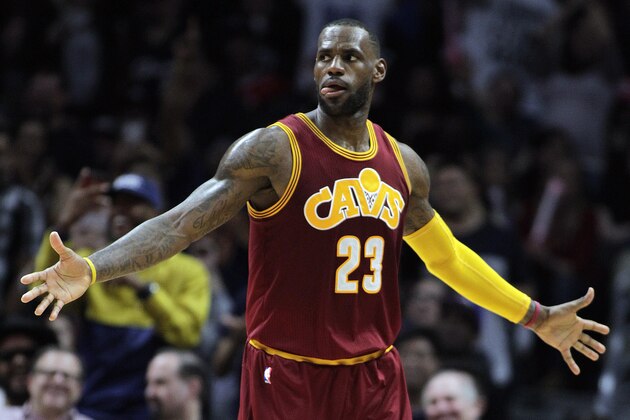 LeBron James, de los Cavaliers de Cleveland, festeja luego de realizar una clavada frente a los Clippers de Los Ángeles, en el encuentro del domingo 13 de marzo de 2016 (AP Foto/Alex Gallardo)