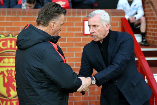 MANCHESTER, ENGLAND - DECEMBER 26:  Manchester United Manager Louis van Gaal greets Newcastle United Manager Alan Pardew (R) prior to the Barclays Premier League match between Manchester United and Newcastle United at Old Trafford on December 26, 2014 in Manchester, England.  (Photo by Alex Livesey/Getty Images)