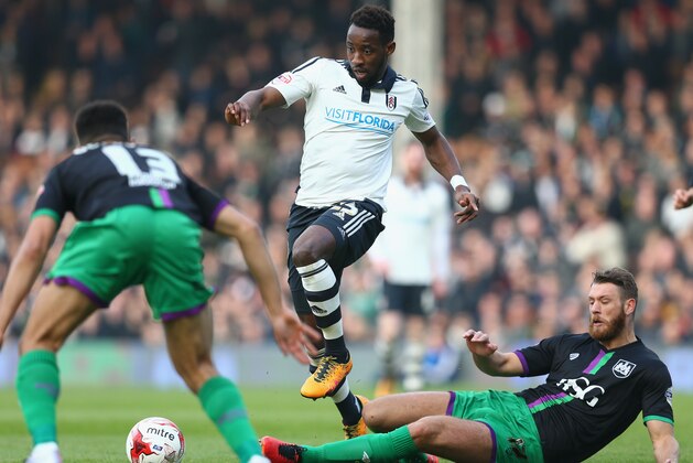 LONDON, ENGLAND - MARCH 12:  Moussa Dembele of Fulham (C) avoids the tackle of Nathan Baker of Bristol City during the Sky Bet Championship match between Fulham and Bristol City at Craven Cottage on March 12, 2016 in London, United Kingdom.  (Photo by Harry Engels/Getty Images)