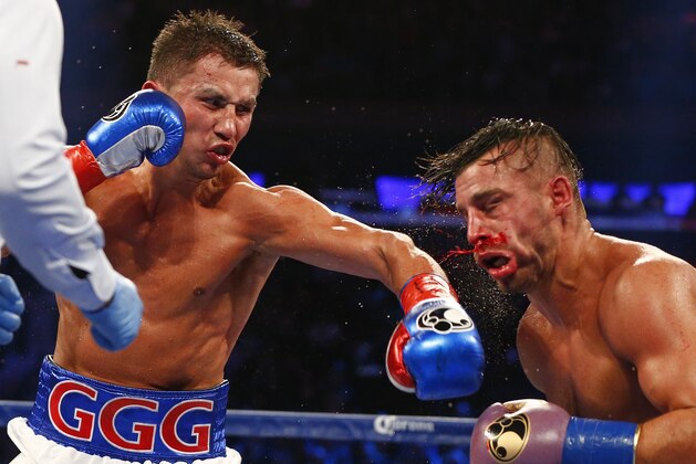 El kazajo Gennady Golovkin propina un zurdazo al canadiense David Lemieux en el octavo asalto de su compate por el cetro de los medianos, el sábado 17 de octubre de 2015, en Nueva York (AP Foto/Rich Schultz)