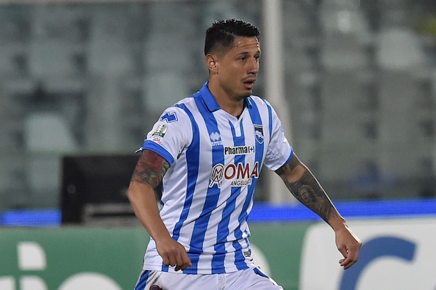 PESCARA, ITALY - APRIL 15: Gianluca Lapadula of Pescara Calcio in action during the Serie B match between Pescara Calcio v AC Cesena at Adriatico Stadium on April 15, 2016 in Pescara, Italy.  (Photo by Giuseppe Bellini/Getty Images)