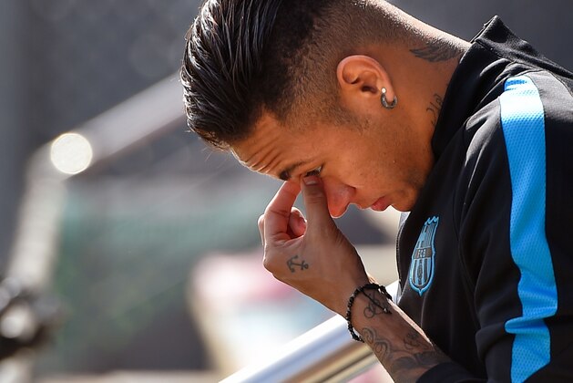 Barcelona's Brazilian forward Neymar arrives for a training session at the FC Barcelona Joan Gamper Sports Center in Sant Joan Despi, near Barcelona on April 12, 2016, on the eve of their Champions League quarter-final second leg football match between Atletico de Madrid and FC Barcelona. / AFP / LLUIS GENE        (Photo credit should read LLUIS GENE/AFP/Getty Images)