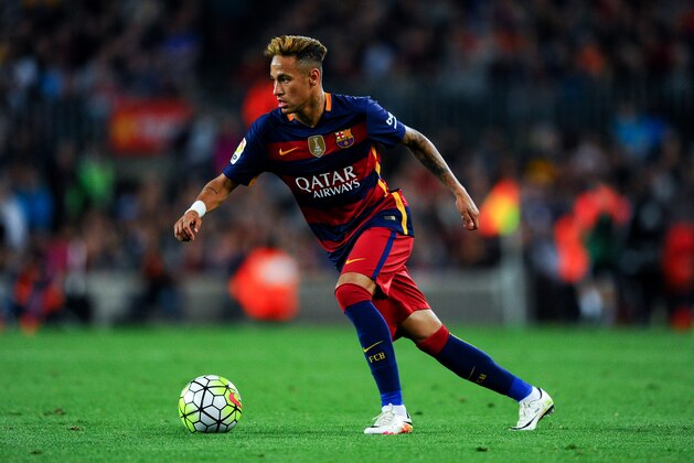 BARCELONA, SPAIN - APRIL 17:  Neymar of FC Barcelona runs with the ball during the La Liga match between FC Barcelona and Valencia CF at Camp Nou on April 17, 2016 in Barcelona, Spain.  (Photo by David Ramos/Getty Images)