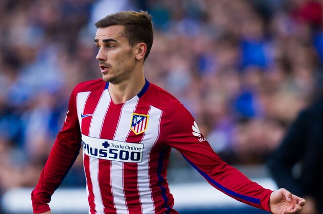 BARCELONA, SPAIN - APRIL 09: Antoine Griezmann of Club Atletico de Madrid controls the ball during the La Liga match between Real CD Espanyol and Club Atletico de Madrid at Cornella-El Prat Stadium on April 9, 2016 in Barcelona, Spain. (Photo by Alex Caparros/Getty Images)