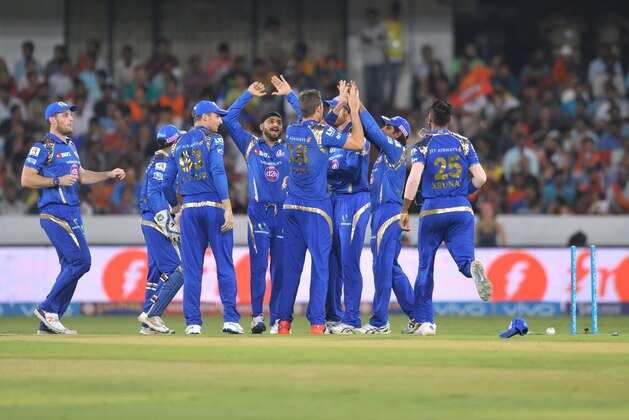 Mumbai Indians' Tim Southee (C) celebrate with teammates the wicket of Sunrisers Hyderabad Shikhar Dhawan during the 2016 Indian Premier League (IPL) Twenty20 cricket match between Sunrisers Hyderabad and  Mumbai Indians at The Rajiv Gandhi International Stadium in Hyderabad on April 18, 2016. / AFP / NOAH SEELAM / ----IMAGE RESTRICTED TO EDITORIAL USE - STRICTLY NO COMMERCIAL USE----- / GETTYOUT        (Photo credit should read NOAH SEELAM/AFP/Getty Images)