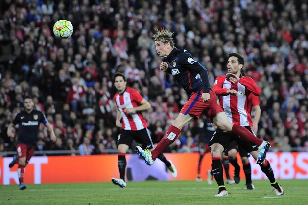 Atletico de Madrid's Fernando Torres, center, heads the ball to a goal and scores during the Spanish La Liga soccer match between Atletico de Madrid and Athletic Bilbao, at San Mames stadium, in Bilbao, northern Spain, Wednesday, April 20, 2016. (AP Photo/Alvaro Barrientos)