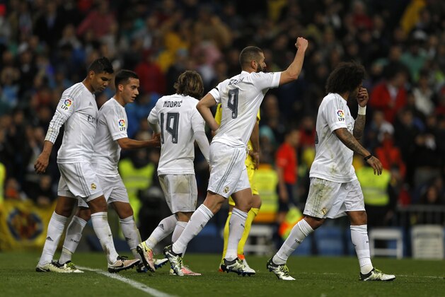 Real Madrid's Karim Benzema, second right, celebrates with teammates after scoring the opening goal against Villarreal during a Spanish La Liga soccer match between Real Madrid and Villarreal at the Santiago Bernabeu stadium in Madrid, Wednesday, April 20, 2016. (AP Photo/Francisco Seco)