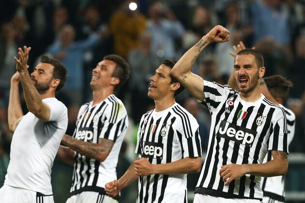 Juventus' defender Leonardo Bonucci (R) celebrates with teammates at the end of the Italian Serie A football match Juventus Vs Lazio on April 20, 2016 at the 'Juventus Stadium' in Turin.  / AFP / MARCO BERTORELLO        (Photo credit should read MARCO BERTORELLO/AFP/Getty Images)