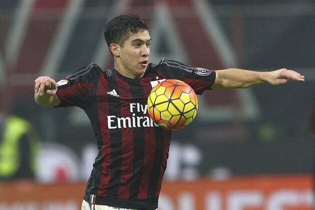 MILAN, ITALY - DECEMBER 01:  Jose Mauri of AC Milan in action during the TIM Cup match between AC Milan and FC Crotone at Stadio Giuseppe Meazza on December 1, 2015 in Milan, Italy.  (Photo by Marco Luzzani/Getty Images)
