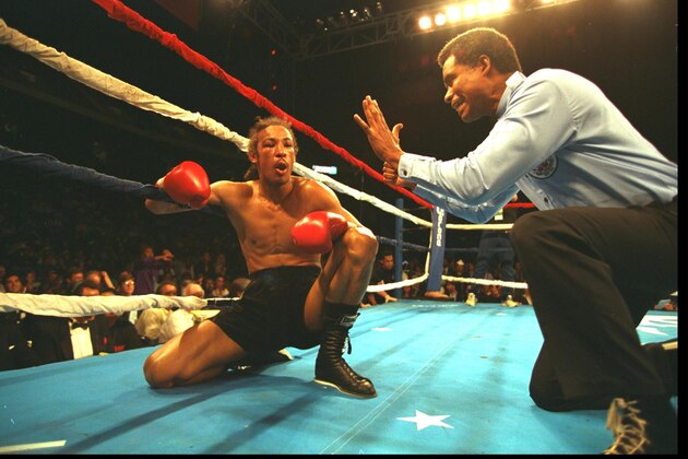 24 APR 1993:  CRAWFORD ASHLEY TAKES A BREATHER DURING HIS FIGHT WITH MICHAEL NUNN, WHILE THE REFEREE GIVES HIM THE COUNT OF TEN AT MEMPHIS. MICHAEL NUNN WON THE FIGHT.