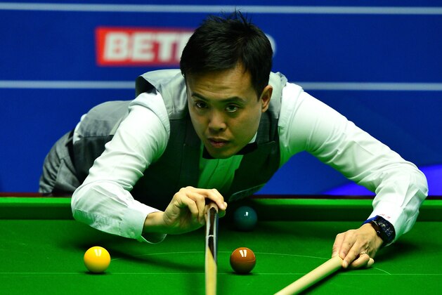 SHEFFIELD, ENGLAND - APRIL 22:  Marco Fu of Hong Kong plays a shot during his second round match against Anthony McGill of Scotland on day seven of the World Snooker Championship at The Crucible Theatre on April 22, 2016 in Sheffield, England.  (Photo by Dan Mullan/Getty Images)