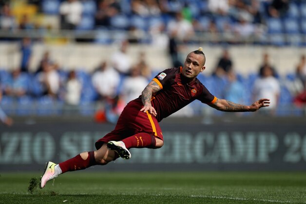 ROME, ITALY - APRIL 03:  Radja Nainggolan of AS Roma in action during the Serie A match between SS Lazio and AS Roma at Stadio Olimpico on April 3, 2016 in Rome, Italy.  (Photo by Paolo Bruno/Getty Images)