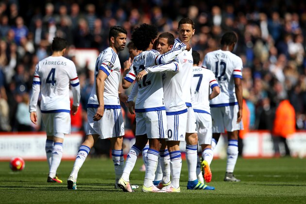 BOURNEMOUTH, ENGLAND - APRIL 23: Eden Hazard of Chelsea celebrates with Willian of Chelsea after scoring his sied second goal during the Barclays Premier League match between A.F.C. Bournemouth and Chelsea at the Vitality Stadium on April 23, 2016 in Bournemouth, United Kingdom.  (Photo by Steve Bardens/Getty Images)
