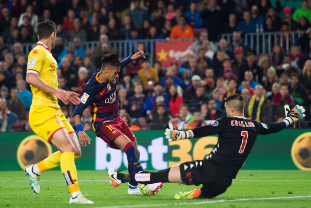 BARCELONA, SPAIN - APRIL 23: Neymar Santos Jr (C) shoots the ball towards goal with the opposition of goalkeeper Ivan Cuellar (R) of Sporting Gijon during the La Liga match between FC Barcelona and Sporting Gijon at Camp Nou on April 23, 2016 in Barcelona, Spain. (Photo by Alex Caparros/Getty Images)