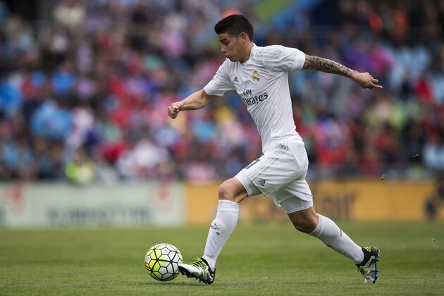 GETAFE, SPAIN - APRIL 16: James Rodriguez of Real Madrid CF controls the ball during the La Liga match between Getafe CF and Real Madrid CF at Coliseum Alfonso Perez on April 16, 2016 in Getafe, Spain.  (Photo by Gonzalo Arroyo Moreno/Getty Images)