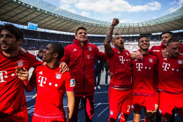 (L-R) Bayern Munich's Spanish midfielder Javier Martinez, Bayern Munich's Brazilian midfielder Douglas Costa, Bayern Munich's midfielder Thomas Mueller, Bayern Munich's Chilean midfielder Arturo Vidal, Bayern Munich's Spanish midfielder Thiago Alcantara, Bayern Munich's Polish striker Robert Lewandowski and Bayern Munich's French midfielder Franck Ribery celebrate with fans after a 2-0 win in the German first division Bundesliga football match Hertha Berlin vs Bayern Munich at the Olympic stadium in Berlin on April 23, 2016. / AFP / ODD ANDERSEN / RESTRICTIONS: DURING MATCH TIME: DFL RULES TO LIMIT THE ONLINE USAGE TO 15 PICTURES PER MATCH AND FORBID IMAGE SEQUENCES TO SIMULATE VIDEO. == RESTRICTED TO EDITORIAL USE == FOR FURTHER QUERIES PLEASE CONTACT DFL DIRECTLY AT + 49 69 650050
        (Photo credit should read ODD ANDERSEN/AFP/Getty Images)