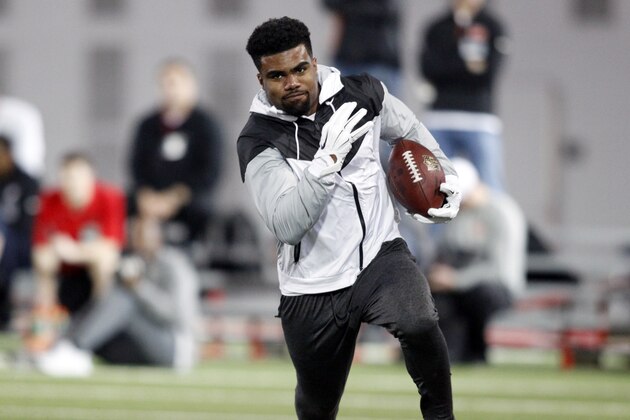 Ohio State running back Ezekiel Elliott runs a drill during NFL Pro Day at Ohio State University in Columbus, Ohio, Friday, March 11, 2016 (AP Photo/Paul Vernon)