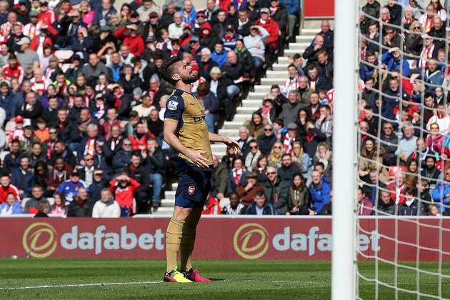 SUNDERLAND, ENGLAND - APRIL 24:  Oliver Giroud of Arsenal looks dejected after a missed opportunity during the Barclays Premier League match between Sunderland and Arsenal at Stadium of Light on April 24, 2016 in Sunderland, United Kingdom.  (Photo by Jan Kruger/Getty Images)