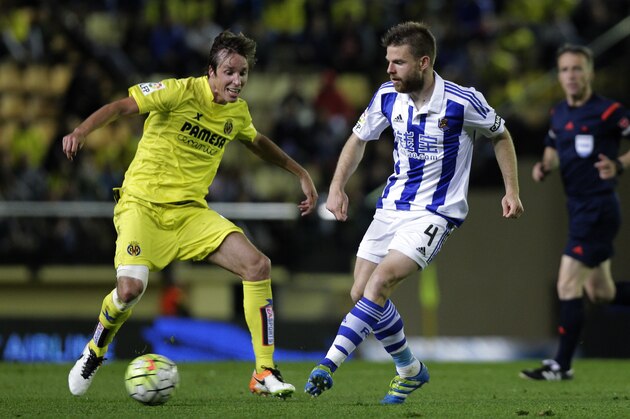 Villarreal's midfielder Tomas Pina (L) vies with Real Sociedad's midfielder Asier Illarramendi during the Spanish League football match Villarreal CF vs Real Sociedad CF at El Madrigal stadium in Villareal on April 24, 2016. / AFP / JOSE JORDAN        (Photo credit should read JOSE JORDAN/AFP/Getty Images)