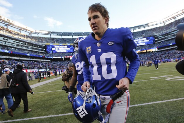 New York Giants quarterback Eli Manning (10) jogs off the field after the Giants lost 35-30 to the Philadelphia Eagles in an NFL football game, Sunday, Jan. 3, 2016, in East Rutherford, N.J. (AP Photo/Kathy Willens)