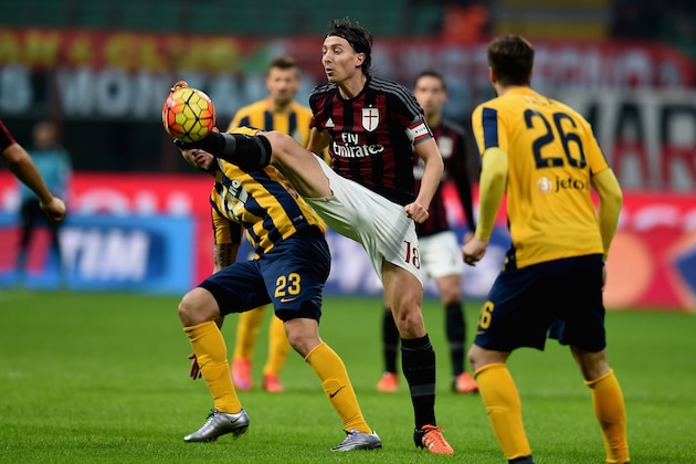 MILAN, ITALY - DECEMBER 13:  Riccardo Montolivo of AC Milan (C) in action during the Serie A match betweeen AC Milan and Hellas Verona FC at Stadio Giuseppe Meazza on December 13, 2015 in Milan, Italy.  (Photo by Claudio Villa/Getty Images)