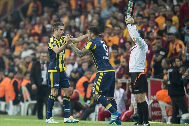 (L-R) Robin van Persie of Fenerbahce, Jose Fernando Viana de Santana (Fernandao) of Fenerbahce during the Super Lig match between Galatasaray and Fenerbahce on April 13, 2016 at the Turk Telekom Arena in Istanbul, Turkey.(Photo by VI Images via Getty Images)