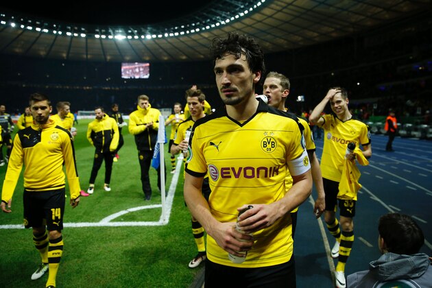 Dortmund's defender Mats Hummels and his team-mates make their way to the fans after the German Cup (DFB Pokal) semi-final football match Hertha Berlin v Borussia Dortmund at the Olympic stadium in Berlin on April 20, 2016.   
Dortmund won the match 0-3 and will face Bayern Munich in the final. / AFP / ODD ANDERSEN / RESTRICTIONS: ACCORDING TO DFB RULES IMAGE SEQUENCES TO SIMULATE VIDEO IS NOT ALLOWED DURING MATCH TIME. MOBILE (MMS) USE IS NOT ALLOWED DURING AND FOR FURTHER TWO HOURS AFTER THE MATCH. == RESTRICTED TO EDITORIAL USE == FOR MORE INFORMATION CONTACT DFB DIRECTLY AT +49 69 67880

 /         (Photo credit should read ODD ANDERSEN/AFP/Getty Images)