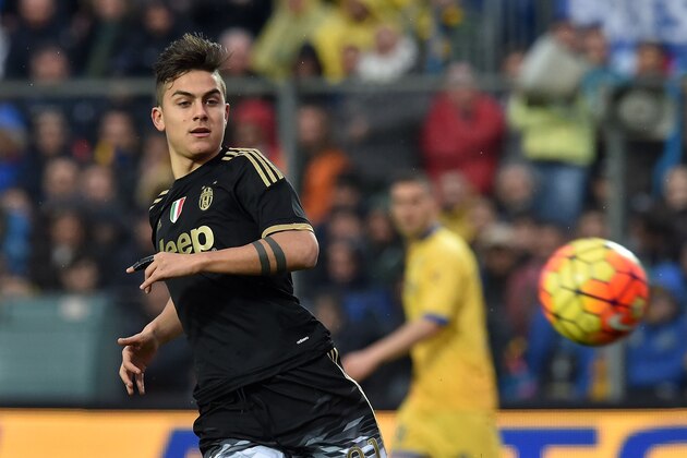 FROSINONE, ITALY - FEBRUARY 07:  Paulo Dybala of Juventus in action during the Serie A match between Frosinone Calcio and Juventus FC at Stadio Matusa on February 7, 2016 in Frosinone, Italy.  (Photo by Giuseppe Bellini/Getty Images)