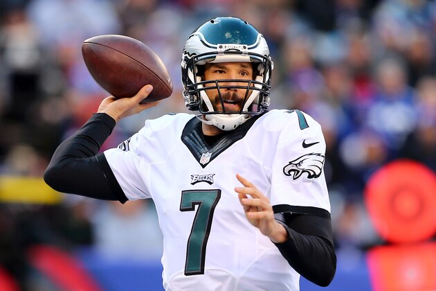 EAST RUTHERFORD, NJ - JANUARY 03:  Sam Bradford #7 of the Philadelphia Eagles throws the ball in the first half against the New York Giants during their game at MetLife Stadium on January 3, 2016 in East Rutherford, New Jersey.  (Photo by Elsa/Getty Images)
