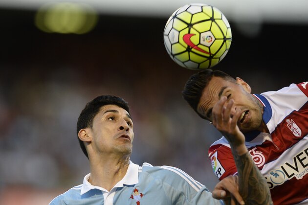 Granada's defender David Lomban (R) heads the ball next to Celta Vigo's Chilean midfielder Pablo Hernandez during the Spanish league football match RC Celta de Vigo vs Granada FC at the Balaidos stadium in Vigo on April 25, 2016. / AFP / MIGUEL RIOPA        (Photo credit should read MIGUEL RIOPA/AFP/Getty Images)