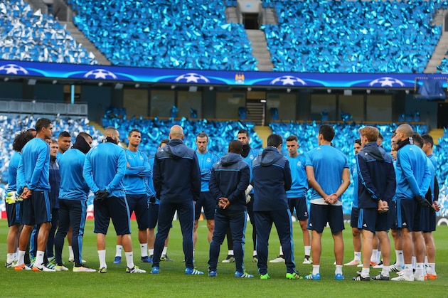 MANCHESTER, ENGLAND - APRIL 25:  Zinedine Zidane manager of Real Madrid talks to his players during a Real Madrid training session on the eve of their UEFA Champions League semi final first leg match against Manchester City at the Etihad Stadium on April 25, 2016 in Manchester, United Kingdom.  (Photo by Dave Thompson/Getty Images)