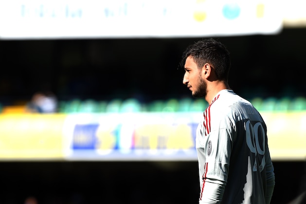 VERONA, ITALY - APRIL 25:  Goalkeeper of AC Milan Gianluigi Donnarumma looks during the Serie A match between Hellas Verona FC and AC Milan at Stadio Marc'Antonio Bentegodi on April 25, 2016 in Verona, Italy.  (Photo by Pier Marco Tacca/Getty Images)