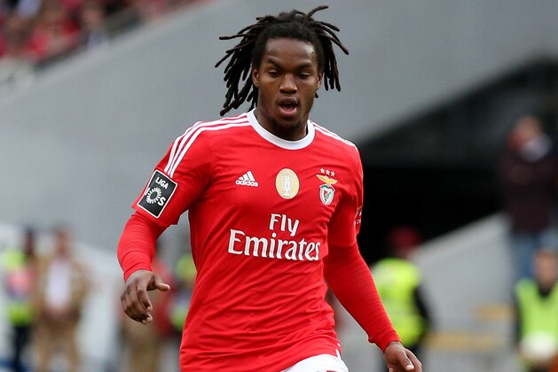 COIMBRA, PORTUGAL - APRIL 9:  SL Benfica's midfielder Renato Sanches in action during the Primeira Liga match between A. Academica de Coimbra and SL Benfica at Estadio Cidade de Coimbra on April 9, 2016 in Coimbra, Portugal.  (Photo by Gualter Fatia/Getty Images)